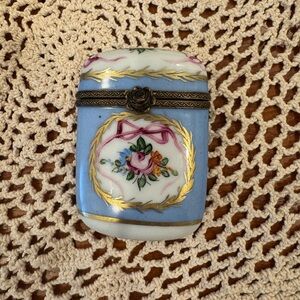 Vintage Hand-Painted Limoges Porcelain Trinket / Pill Box